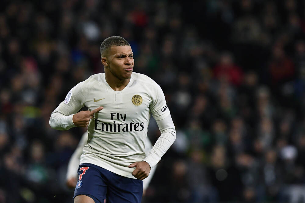 林俊杰官宣恋情 晒出全家合照